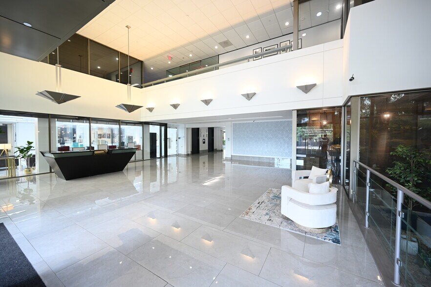 2401 Fountain View Dr, Houston, TX à louer - Photo de l’immeuble – Image 3 sur 25