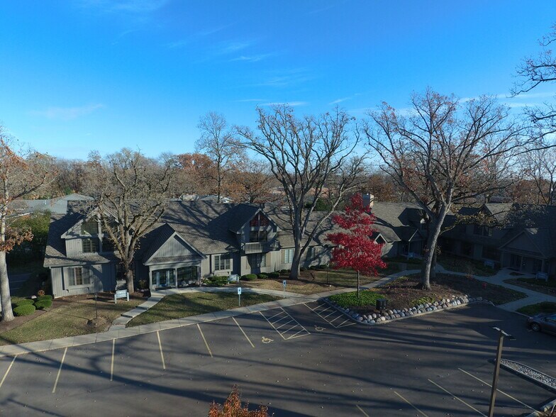 475 W Terra Cotta Ave, Crystal Lake, IL à louer - Photo de l’immeuble – Image 2 sur 7