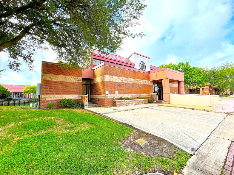 215 Oak Dr S, Lake Jackson, TX à louer - Photo de l’immeuble – Image 3 sur 31