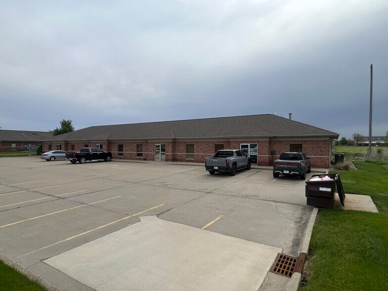 1702 Tullamore Ave, Bloomington, IL à louer - Photo de l’immeuble – Image 2 sur 11