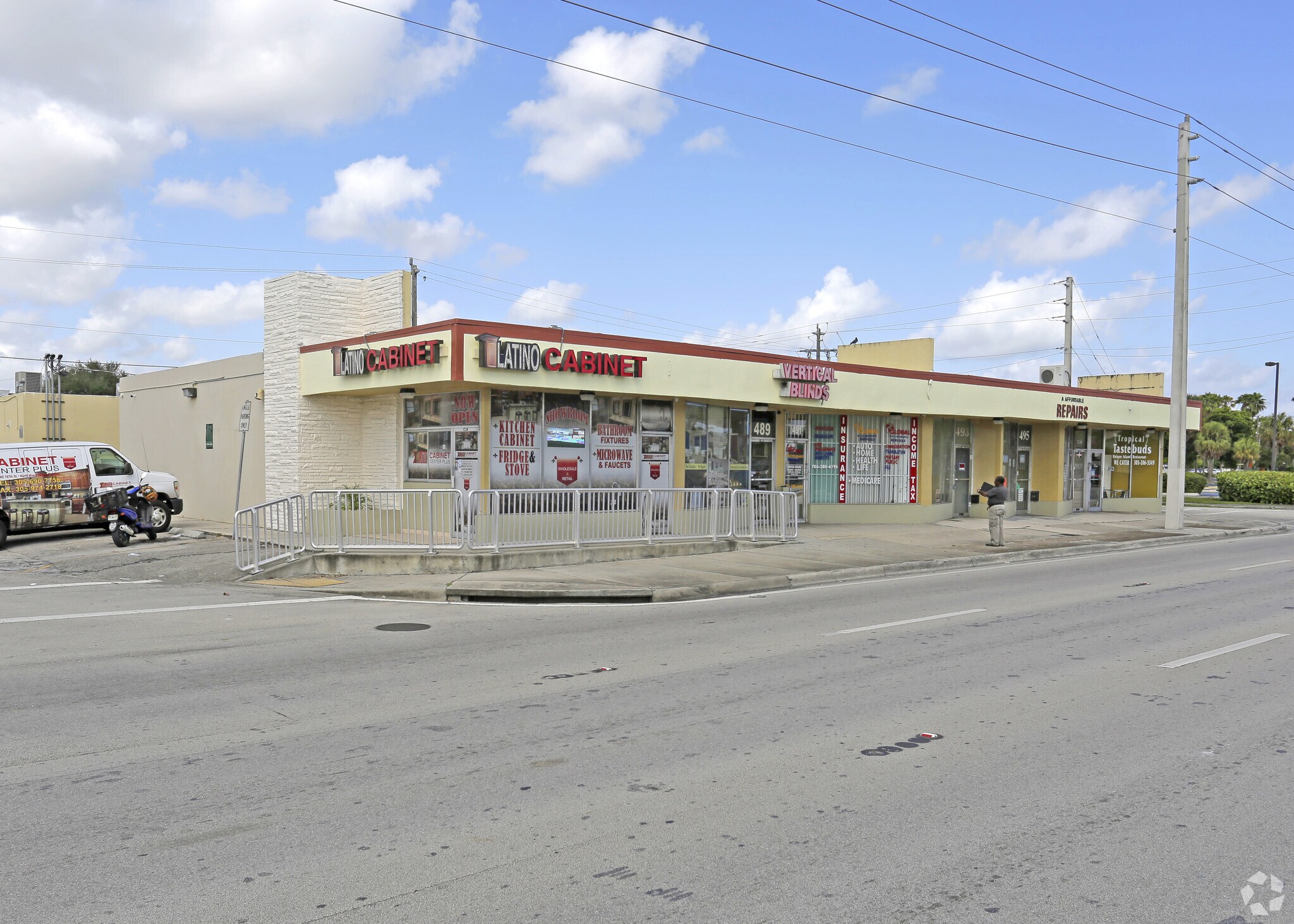 487-499 NE 167th St, Miami, FL à louer Photo principale– Image 1 sur 13