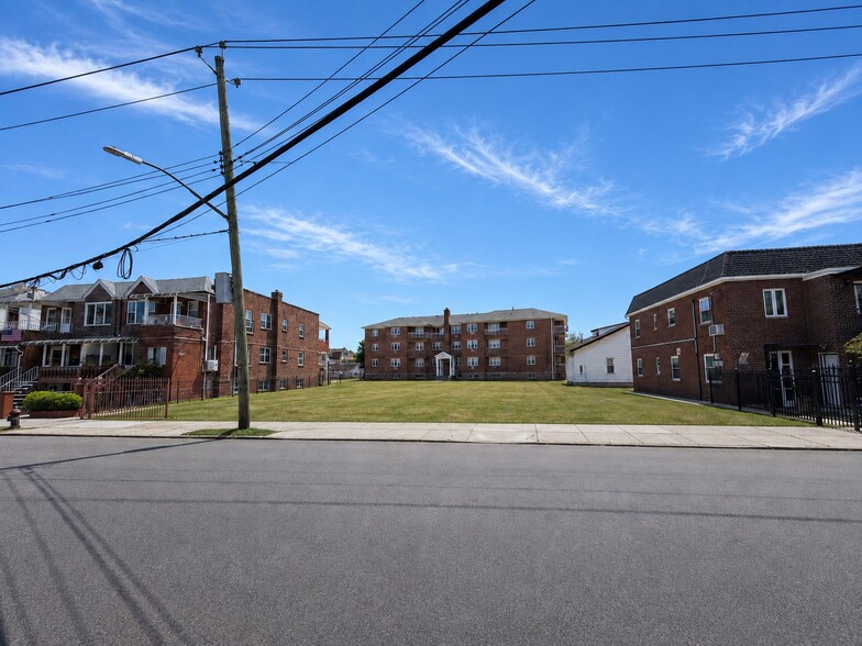 2310 Jerome Ave, Brooklyn, NY à vendre - Photo principale – Image 1 sur 1