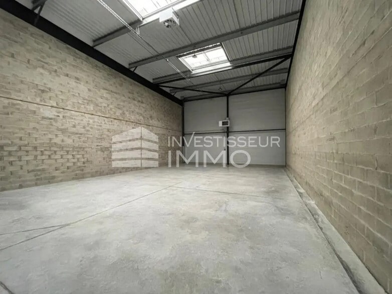 Local d'activités dans Marines à vendre - Photo de l’immeuble – Image 2 sur 5