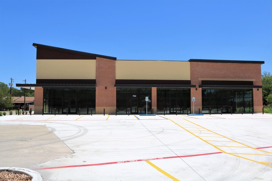 704 Junction Hwy, Kerrville, TX à louer - Photo principale – Image 1 sur 10