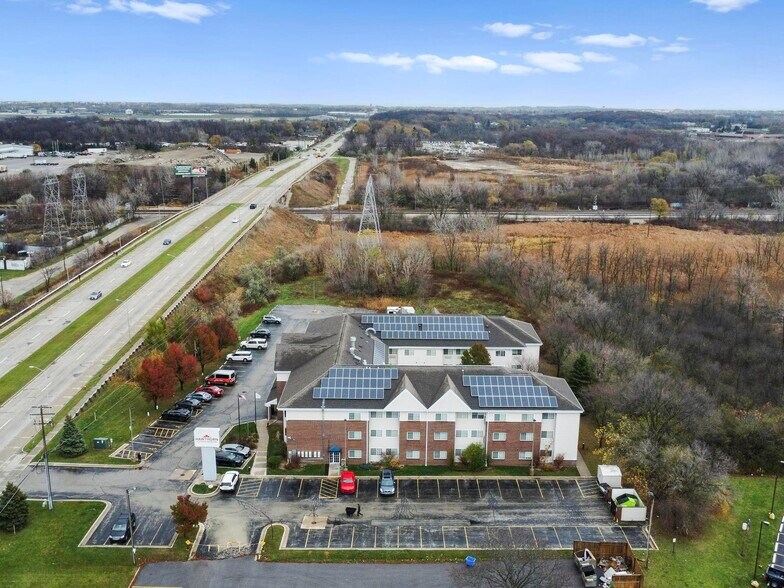 1001 W College, Oak Creek, WI à vendre - Photo de l’immeuble – Image 2 sur 70