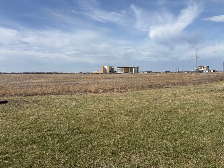 37th Ave SW Ave, Minot, ND à vendre - Photo de l’immeuble – Image 3 sur 11