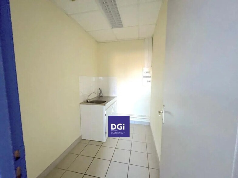Bureau dans Nîmes à louer - Photo de l’immeuble – Image 2 sur 4