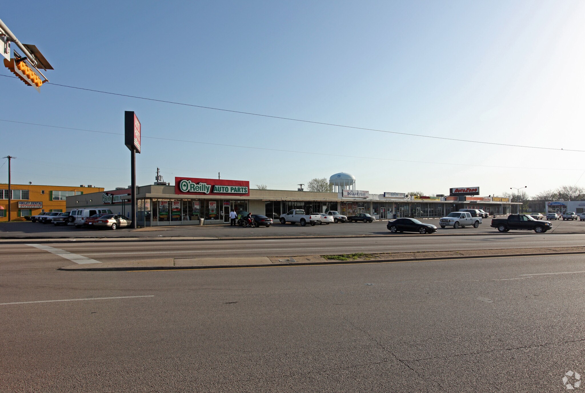 1015 E Irving Blvd, Irving, TX à louer Photo principale– Image 1 sur 5