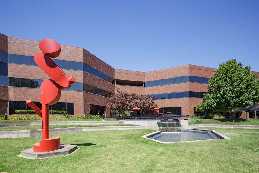2700 Gateway Oaks Dr, Sacramento, CA à louer - Photo principale – Image 1 sur 8