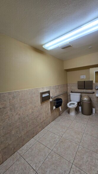 18550 Sherman Way, Reseda, CA à louer - Photo de l’immeuble – Image 3 sur 4