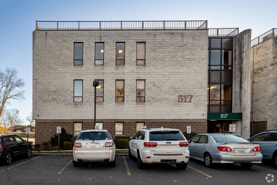 517 Route 111, Hauppauge, NY à louer - Photo de l’immeuble – Image 2 sur 5