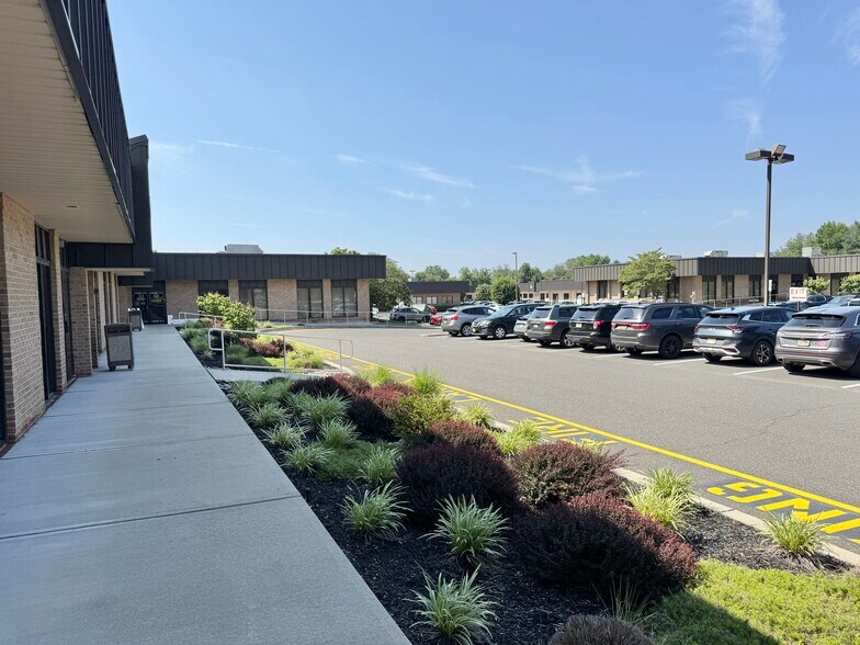 79 Schanck Rd, Freehold, NJ à louer - Photo de l’immeuble – Image 2 sur 4