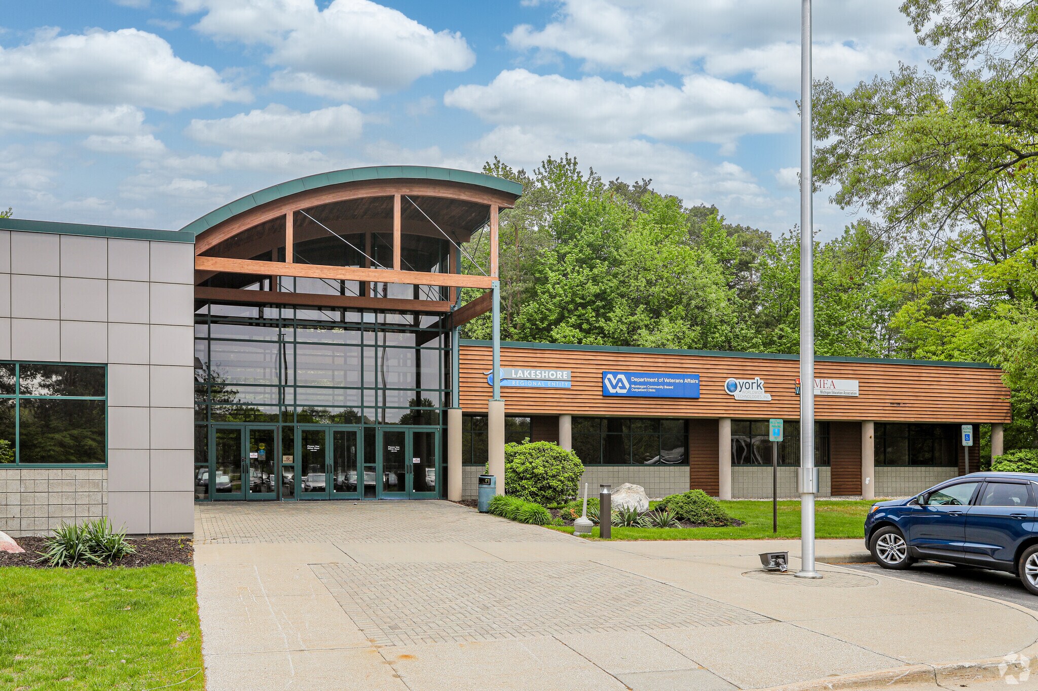 5000 Hakes Dr, Muskegon, MI à vendre Photo principale– Image 1 sur 6