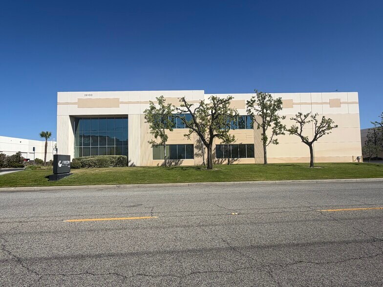 26100 Avenue Hall, Valencia, CA à louer - Photo de l’immeuble – Image 2 sur 3
