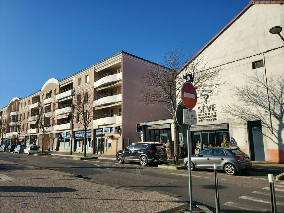 1 Place Andrée-Marie Perrin, Craponne à louer Photo de l’immeuble– Image 1 sur 3