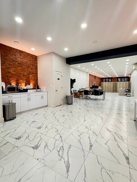 870 Dekalb Ave, Brooklyn, NY à louer - Photo de l’immeuble – Image 3 sur 7