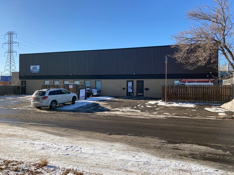 4213 16A St SE, Calgary, AB à vendre - Photo de l’immeuble – Image 2 sur 18