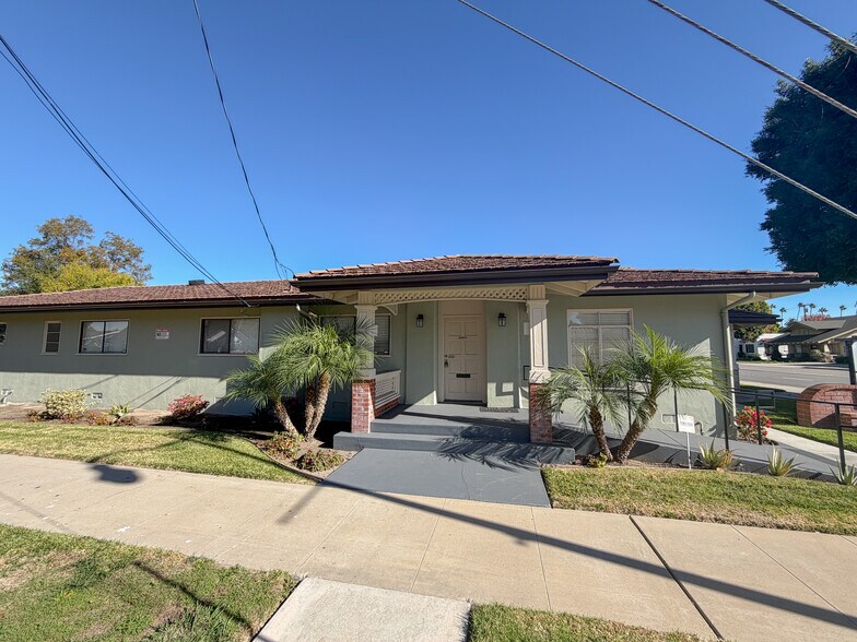 601-605 E Chapman Ave, Orange, CA à louer - Photo de l’immeuble – Image 2 sur 3