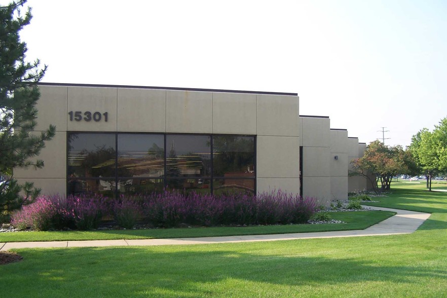 15301 Century Dr, Dearborn, MI à louer - Photo de l’immeuble – Image 3 sur 3