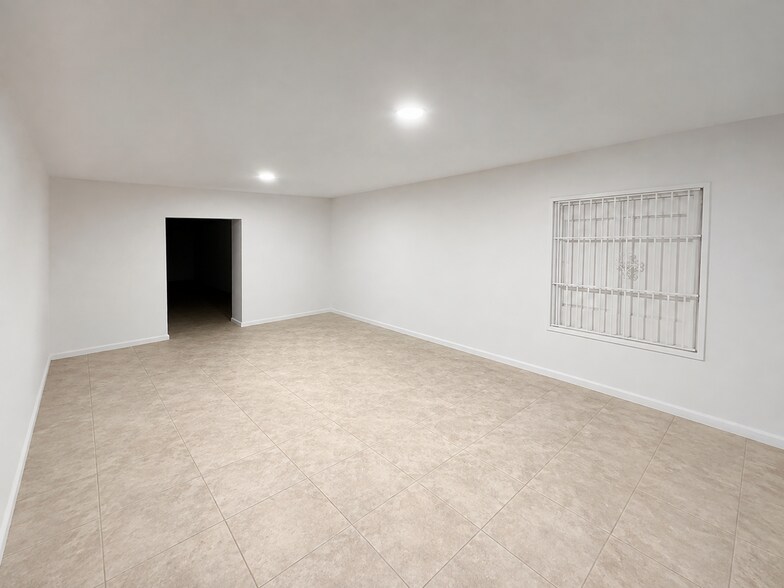 2340 SW 8th St, Miami, FL à louer - Photo de l’immeuble – Image 3 sur 10