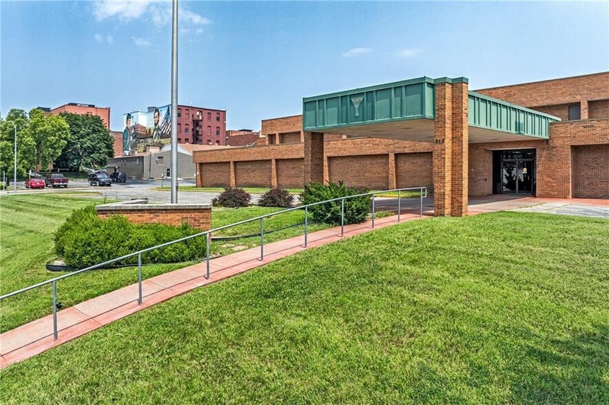 315 S 6th St, Saint Joseph, MO à vendre - Photo de l’immeuble – Image 1 sur 33