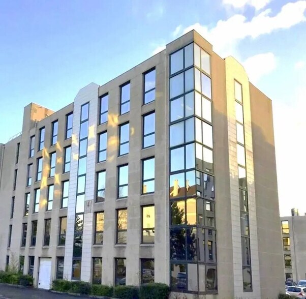 Bureau dans Chatou à louer - Photo de l’immeuble – Image 1 sur 13