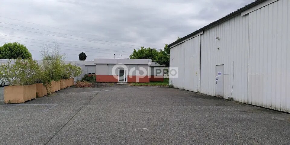Local d’activités dans Lescar à louer - Photo de l’immeuble – Image 3 sur 4