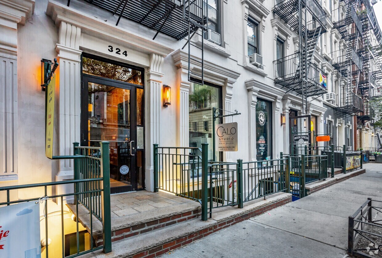 324-326 W 47th St, New York, NY à louer Photo de l’immeuble– Image 1 sur 9