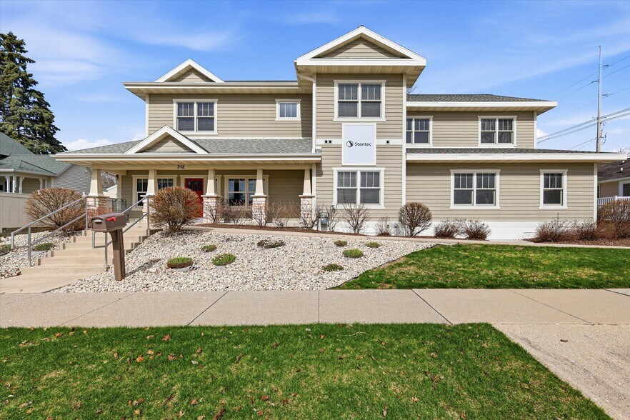 312 N 5th Ave, Sturgeon Bay, WI à vendre - Photo principale – Image 1 sur 37