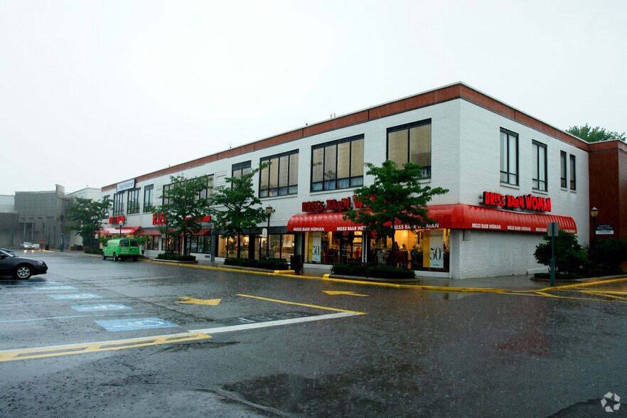 61-18 190th St, Fresh Meadows, NY à louer - Photo de l’immeuble – Image 2 sur 13