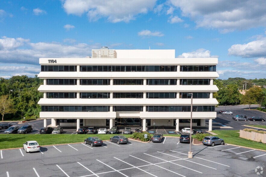 1104 Kenilworth Dr, Towson, MD à louer - Photo de l’immeuble – Image 2 sur 6