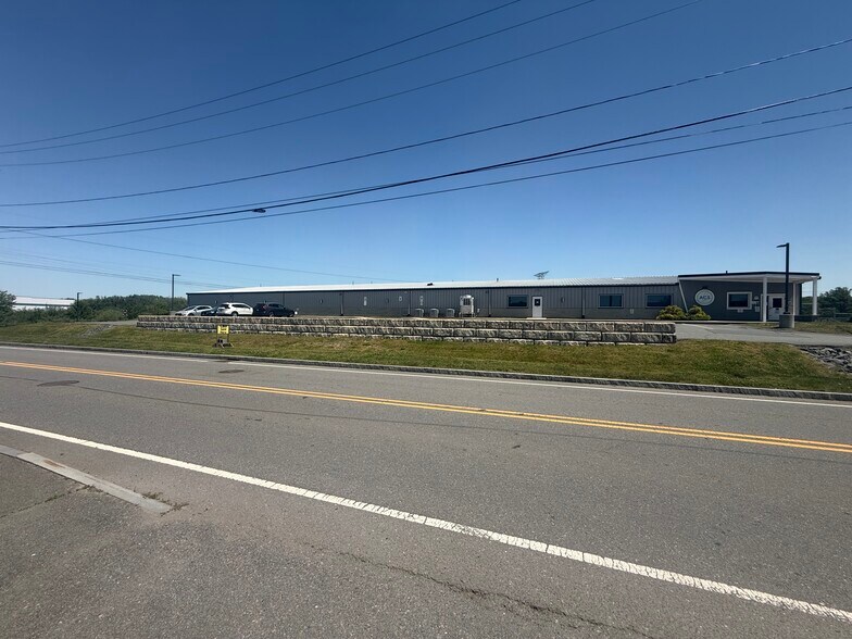 693 Elm St, Bridgewater, MA à vendre - Photo de l’immeuble – Image 2 sur 4