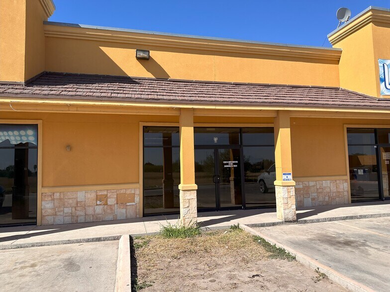 Local commercial dans Edinburg, TX à louer - Photo de l’immeuble – Image 3 sur 10