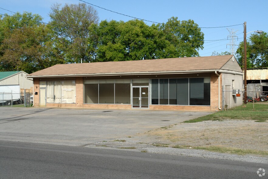 2711 McCampbell Ave, Nashville, TN à louer - Photo de l’immeuble – Image 2 sur 4