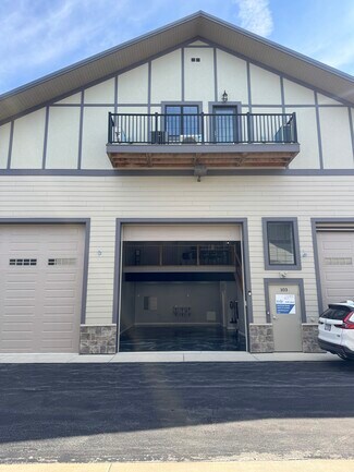 Plus de détails pour 2244 Ferry Rd, Naperville, IL - Local d’activités à vendre