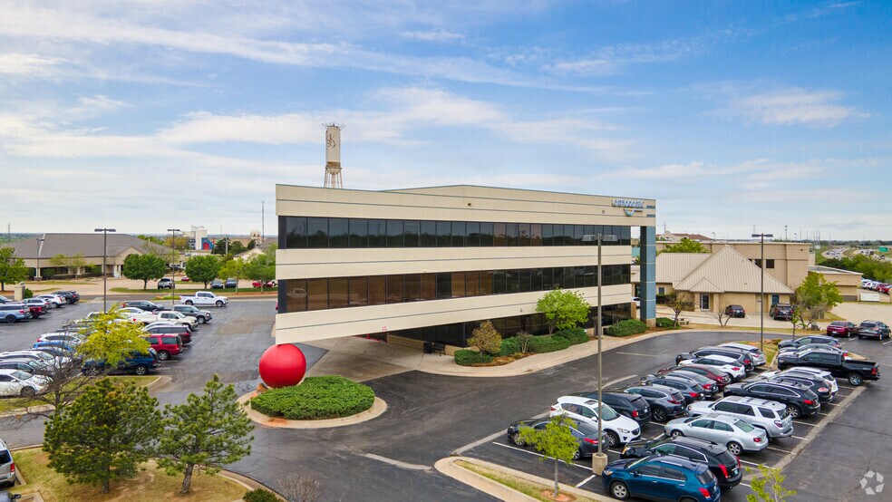 10914 Hefner Pointe Dr, Oklahoma City, OK à louer - Photo de l’immeuble – Image 3 sur 6