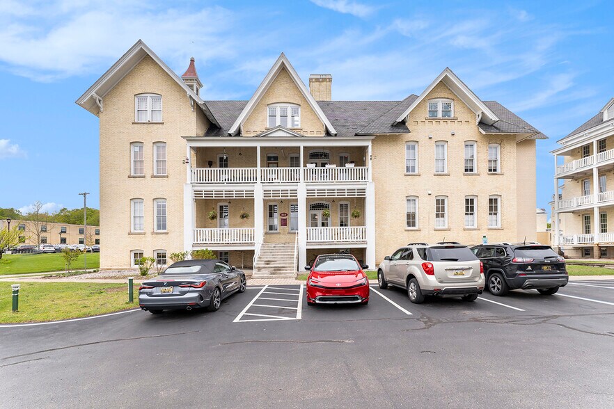 810 Cottageview Dr, Traverse City, MI à vendre - Photo de l’immeuble – Image 3 sur 31