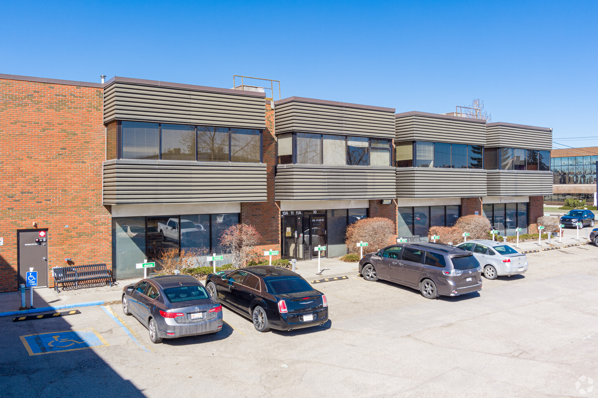 2115 27th Ave NE, Calgary, AB à louer Photo de l’immeuble– Image 1 sur 6