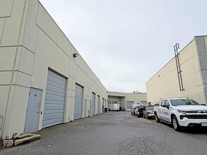 17 Fawcett Rd, Coquitlam, BC à louer Photo de l’immeuble– Image 2 sur 4