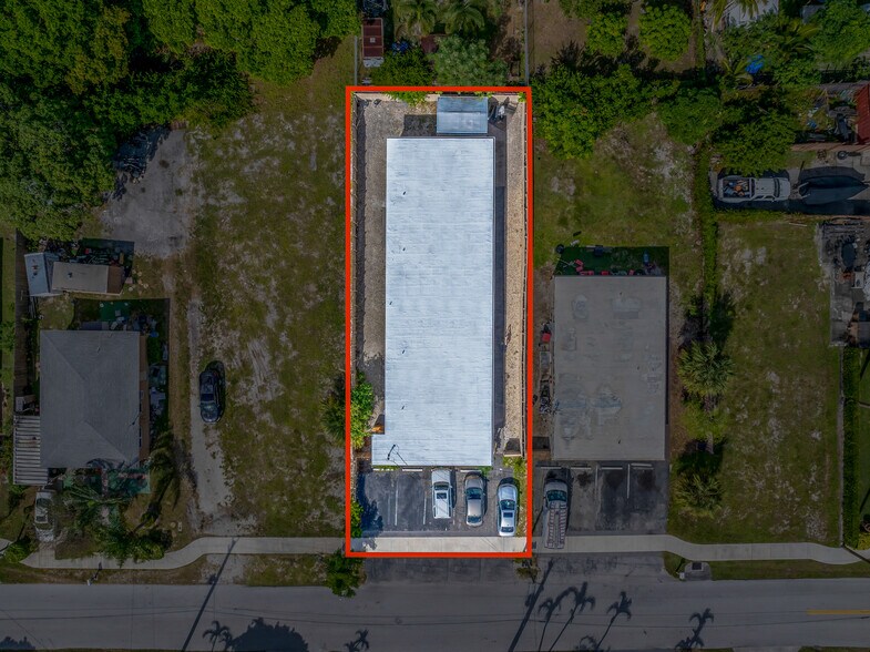 223 SW 5th Ct, Deerfield Beach, FL à vendre - Photo de l’immeuble – Image 3 sur 28