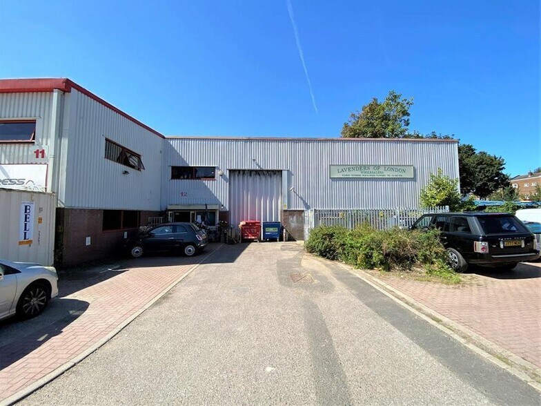 St Johns Rd, Isleworth à vendre - Photo de l’immeuble – Image 3 sur 37