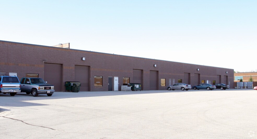 1020 James Dr, Hartland, WI à louer - Photo de l’immeuble – Image 2 sur 21