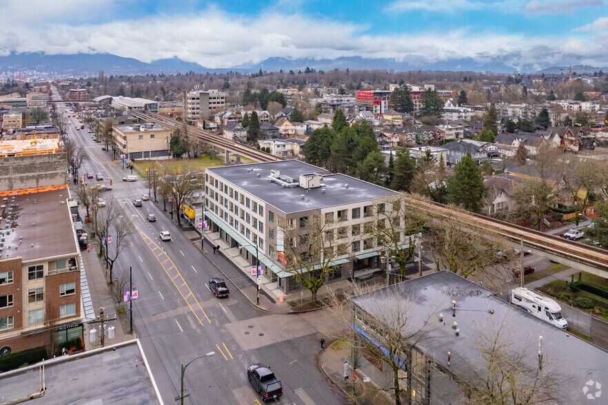 1717 E 13th Av, Vancouver, BC à vendre - Aérien – Image 3 sur 12