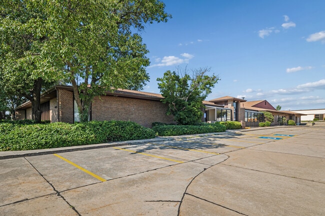 Plus de détails pour 1709 S Rock Rd, Wichita, KS - Bureau aux enchères