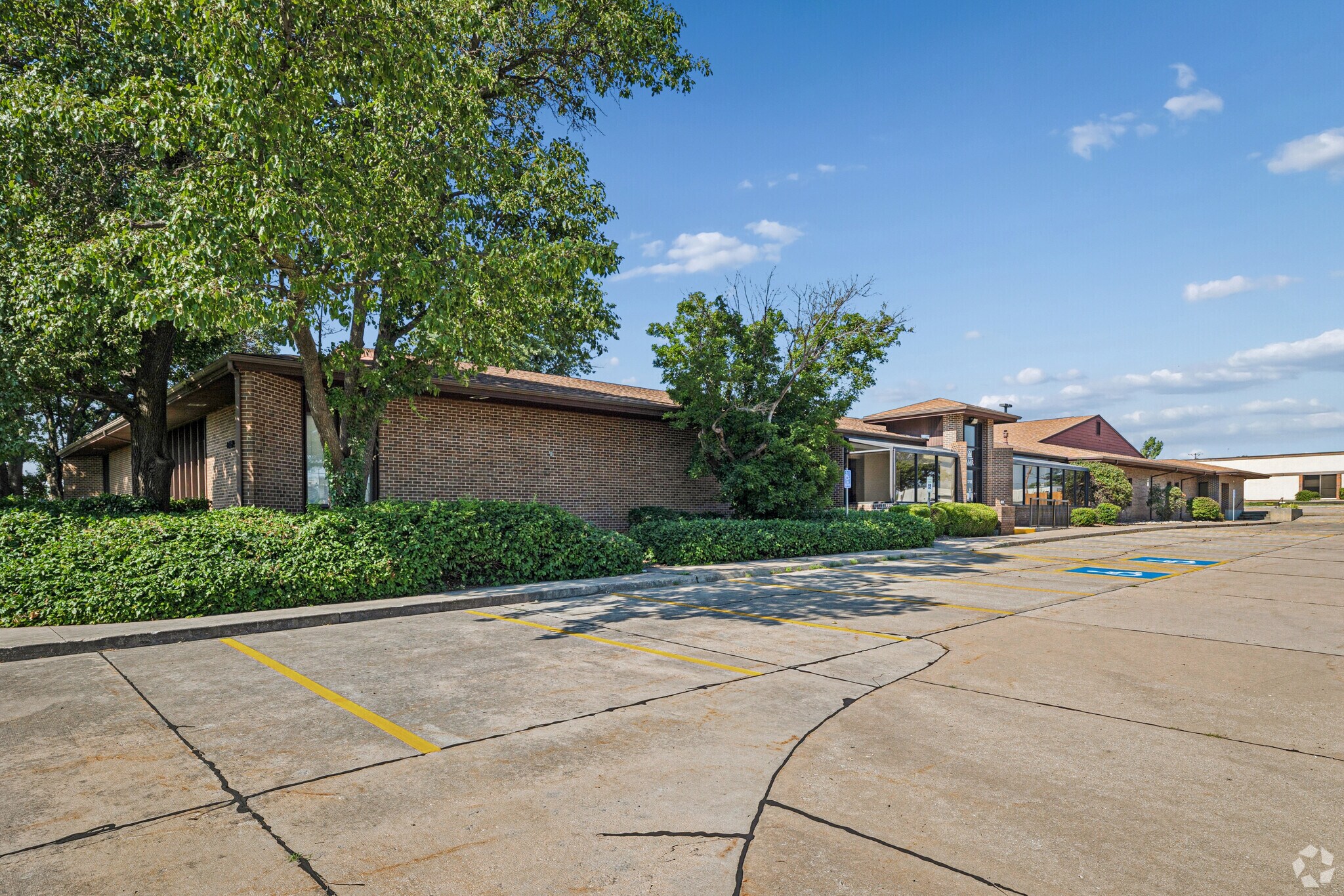 1709 S Rock Rd, Wichita, KS à vendre Photo de l’immeuble– Image 1 sur 27