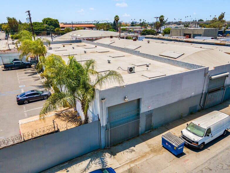 1830 E 58th Pl, Los Angeles, CA à louer - Photo de l’immeuble – Image 3 sur 11