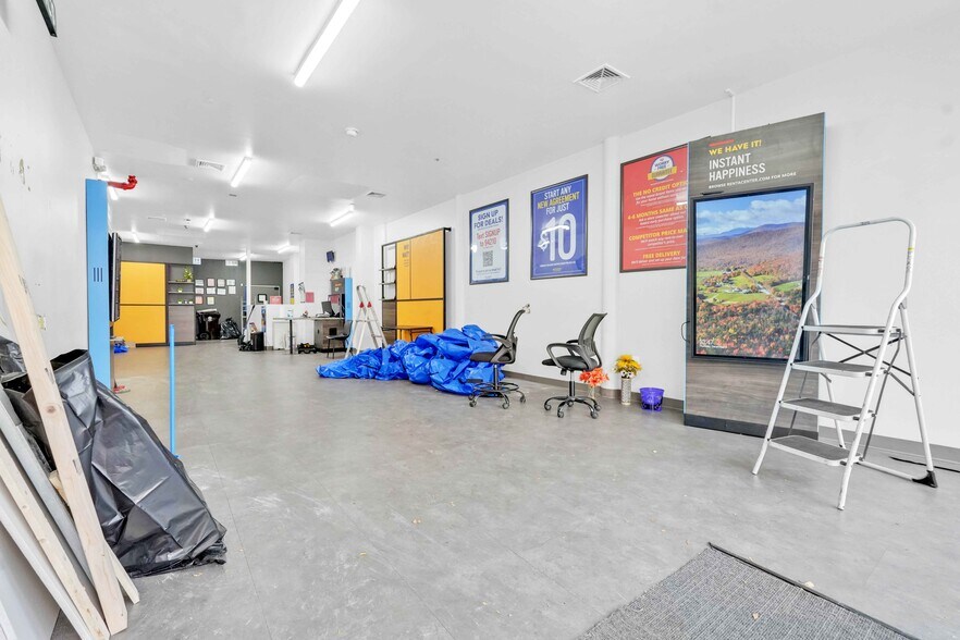 5652 Myrtle Ave, Ridgewood, NY à louer - Photo de l’immeuble – Image 2 sur 9