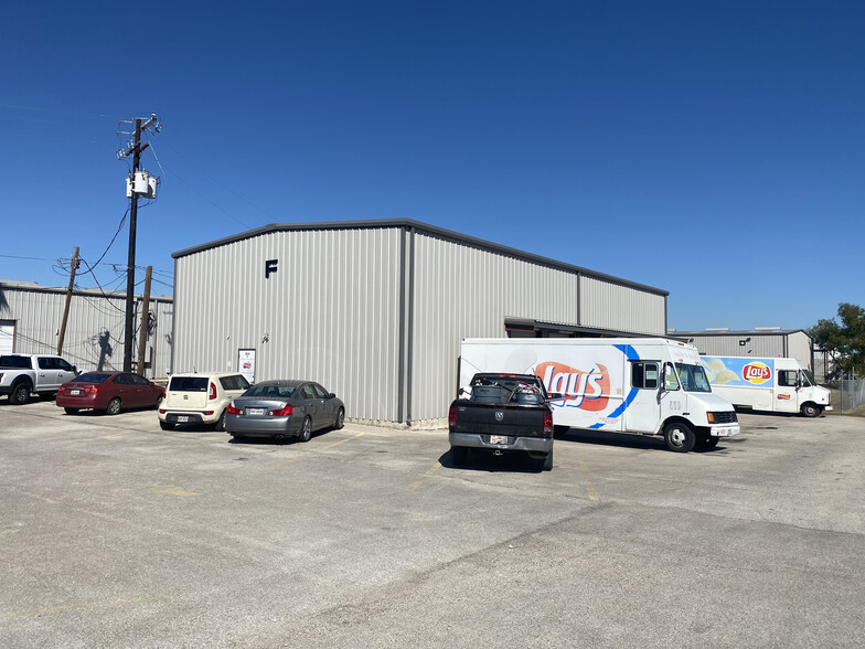 2019 Clovis R Barker Rd, San Marcos, TX à louer - Photo de l’immeuble – Image 2 sur 6