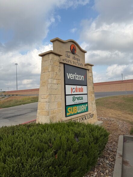 2517 NE Bob Bullock Loop, Laredo, TX à louer - Photo de l’immeuble – Image 3 sur 4