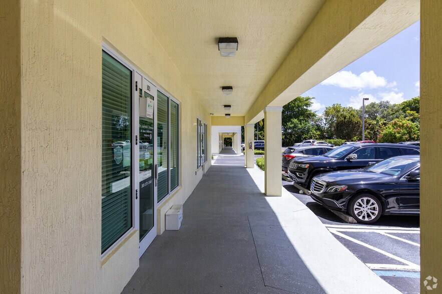 9570 SW 107th Ave, Miami, FL à louer - Photo de l’immeuble – Image 2 sur 5